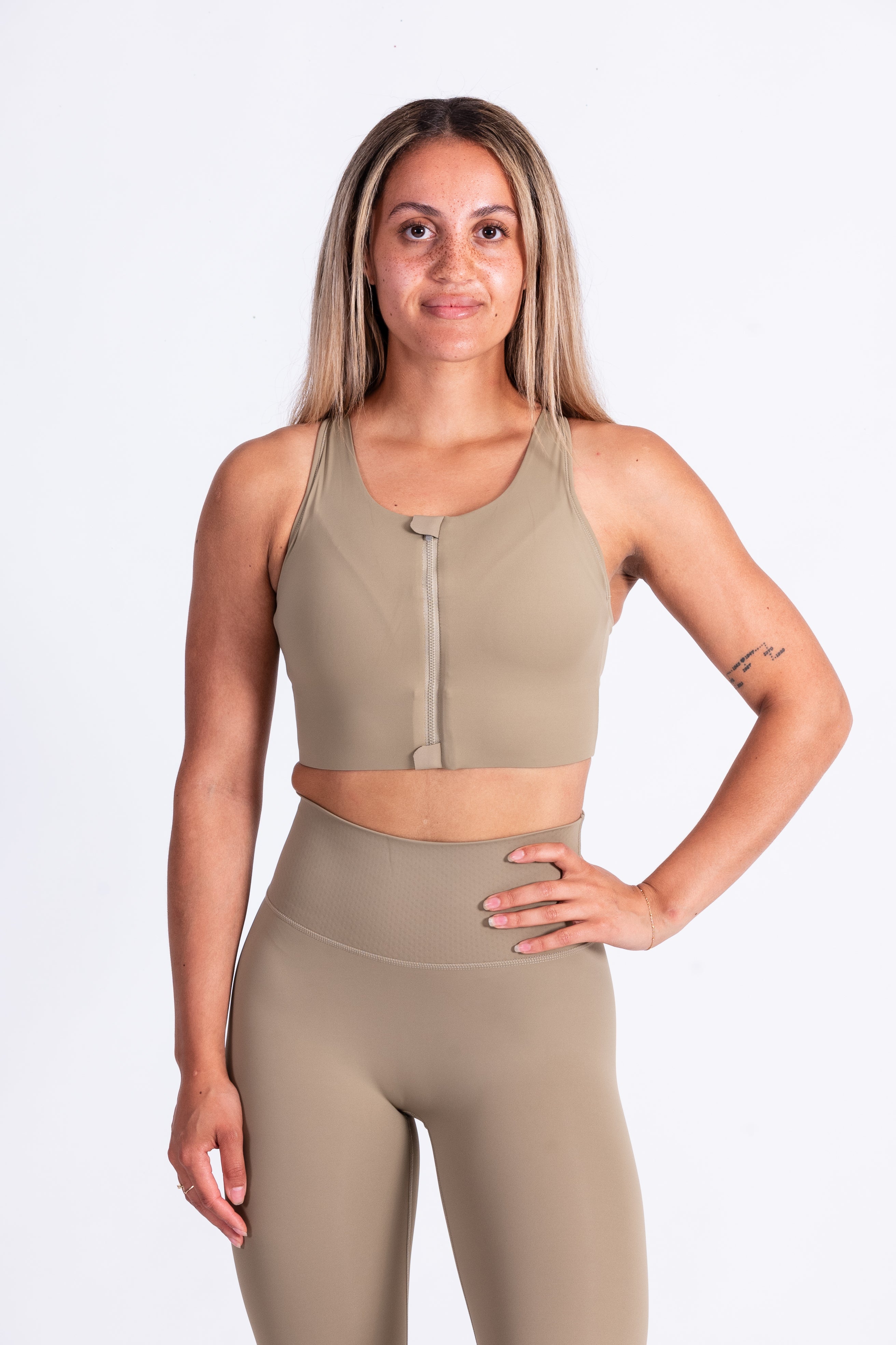 ONLY Play ONPDAISY SEAM - Medium support sports bra - dusty olive/olive 